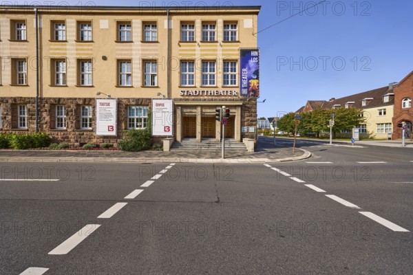 Stadttheater Landesbühne Niedersachsen Nord, pedestrian crossing with traffic lights, intersection