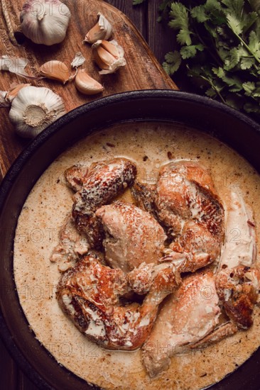 Shkmeruli, gebratenes Huhn, in Milch-Knoblauch-Sauce, georgische Küche, hausgemacht, Nahaufnahme,