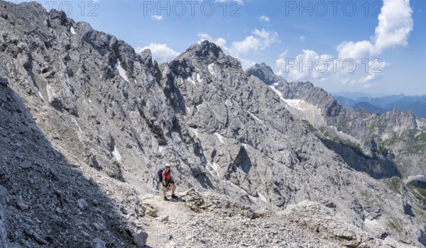 Mountaineer on the Jubiläumsgrat between Zugspitze and Alpspitze, high mountains, Wetterstein