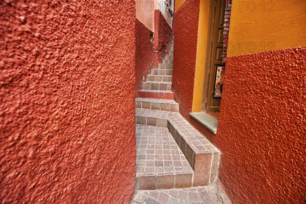 Guanajuato, famous Alley of the Kiss (Callejon del Beso)