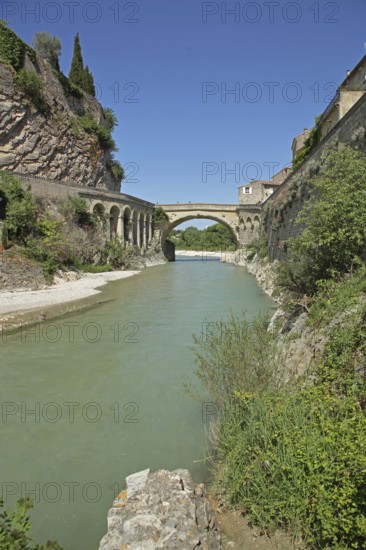 Pont Romain over the river Ouvèze, Roman bridge, landmark, Roman, Roman period, stone arch bridge,