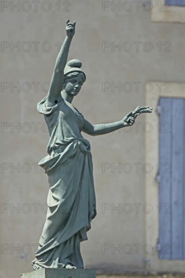 Sculpture of the allegory of the French Republic, created 1792, woman, bronze, pose, gesture, arms,