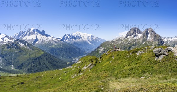 Mountain panorama with glaciated peaks, Aiguille du Midi and Mont Blanc, Aiguille de Mesure and