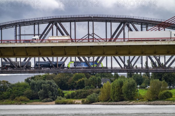 The Beeckerwerth Rhine bridge of the A42 motorway, truck traffic, behind it the Haus-Knipp railway