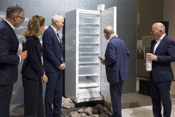Olaf Scholz (Chancellor of the Federal Republic of Germany, SPD) looks into an empty Liebherr