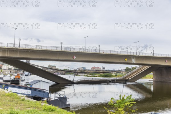 In the early hours of the morning, a section of the Carola Bridge collapsed for unknown reasons.