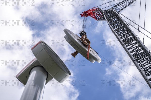 Erection of a wind turbine, wind energy plant, assembly of the ring generator, with a crawler