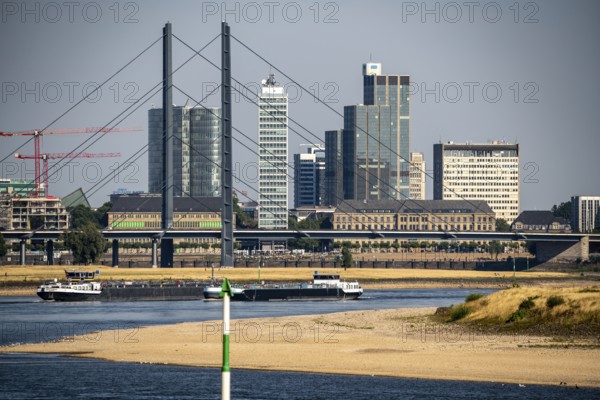 Rhine at Düsseldorf, extremely low water, Rhine level at 47 cm, falling, barge in front of the