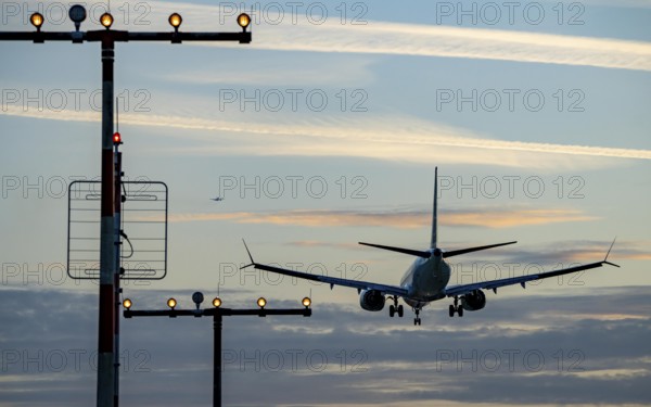 Approach to Düsseldorf International Airport, Runway North, 05L/23R, Lighting, North