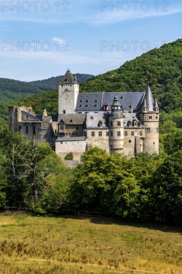 Bürresheim Castle, castle north-west of Mayen on a rocky spur in the Nettetal valley,