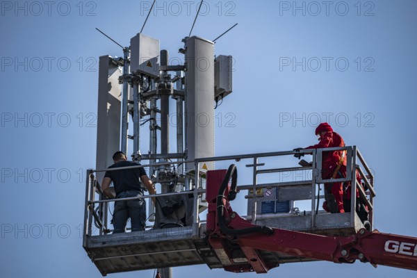 Assembly, installation of a 5G mobile radio transmitter, mast on a residential building, fast