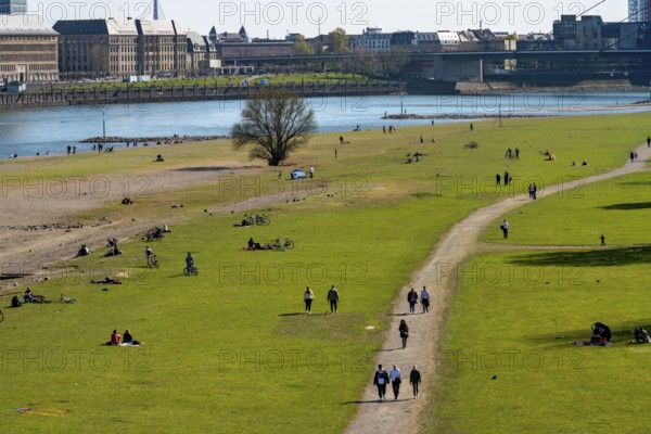 Düsseldorf on the Rhine during the corona crisis, the contact bans, keeping distance is mostly