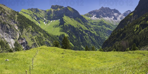 Schneck, 2268m, Himmelhorn, 2111m, with the Rädlergrat, Daumengruppe and Großer Wilder, 2379m,