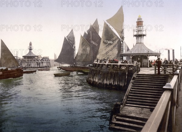 Pierkopf, I., Lowestoft, England / Pier head, England, Historic, digitally restored reproduction