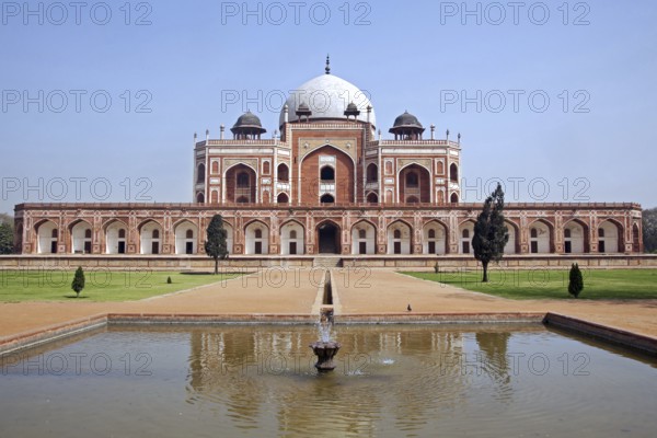 Fountain in the Charbagh Garden of the Tomb of Humayun in Delhi, India, Asia