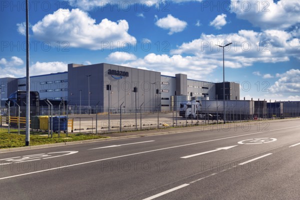 State-of-the-art Amazon logistics centre PAD2, Amazon.com, online shopping, access, Horn-Bad