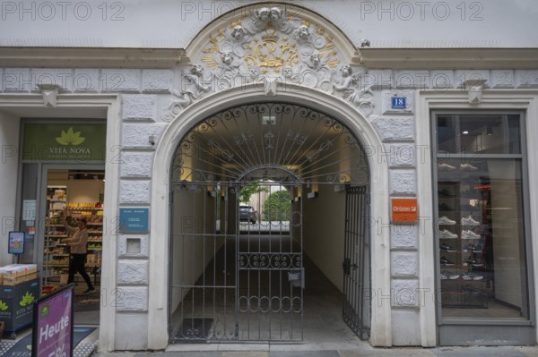 Decorative entrance gate of the Weidenmann house around 1920, Steinergasse 18, Straubing, Lower