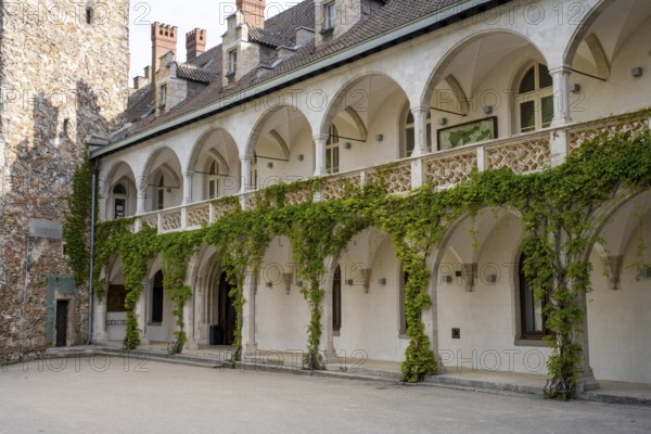 Inner courtyard, arcades, Rothschild Castle, Rothschildschloss, Waidhofen an der Ybbs, Mostviertel,