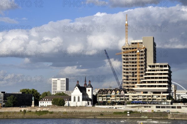 The Lufthansa high-rise (headquarters of the German airline until 2007) on the banks of the Rhine