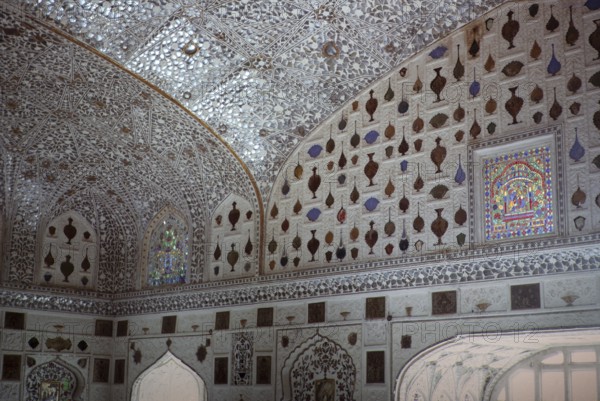 Mirror ceiling of the Mirror Palace, Amer or Amber Fort, Moghul Palace, Jaipur, Rajasthan. India