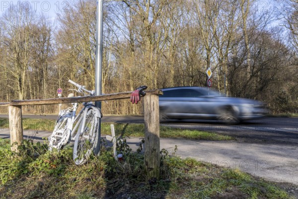 Ghost bike on Kalkumer Schlossallee in Düsseldorf-Kalkum, where a cyclist was hit and killed by a