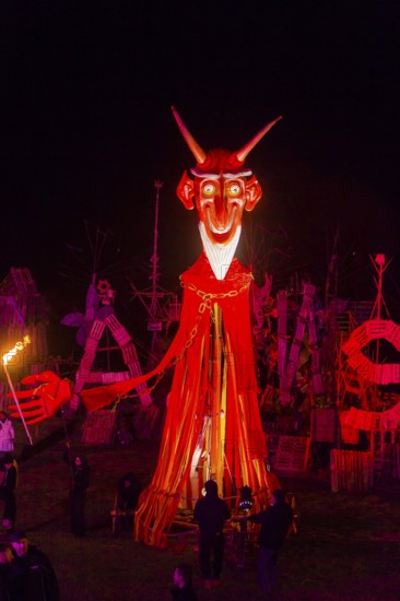 Grande Finale of the Travelling Theatre Festival on the Elbe Meadows