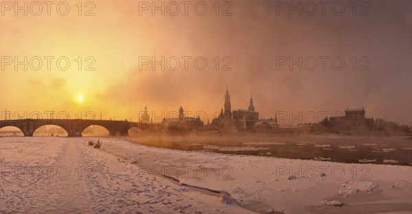 Dresden, morning fog over the Elbe. With temperatures as low as 20 degrees below zero, the Elbe