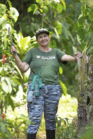 Jungle guide with machete in the Amazon rainforest, Manaus, Amazonas state, Brazil, South America
