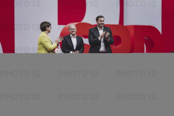 (L-R) Saskia Esken, SPD-Parteivorsitzende, Olaf Scholz (SPD), Bundeskanzler, und Lars Klingbeil,