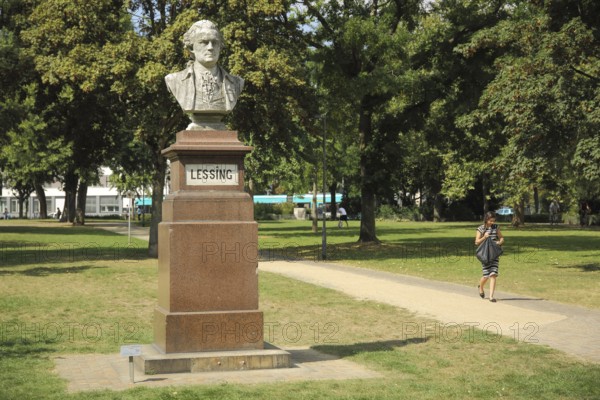 Monument to writer Gotthold Ephraim Lessing 1729-1781, Friedberger Anlage, City Centre, Main,