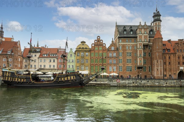 Motlawa River with buildings in the Old Town, Pomeranian Voivodeship, Gdansk, Poland, Europe