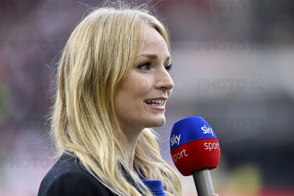 Presenter Sports presenter SKY Katharina Kleinfeldt in interview, microphone, mike, logo,