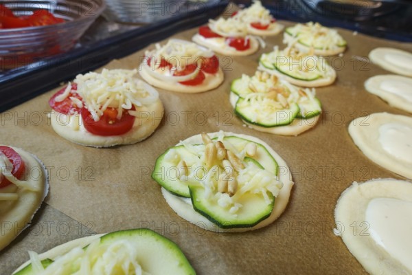 Swabian cuisine, preparation mini dinnete, also dennete, dinnede, dennetle, hearty, salty, yeast