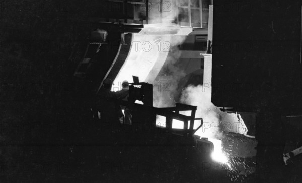 Steel production at the Hoesch AG steelworks in the Westfalenhuette on 4.12.1974 at the blast