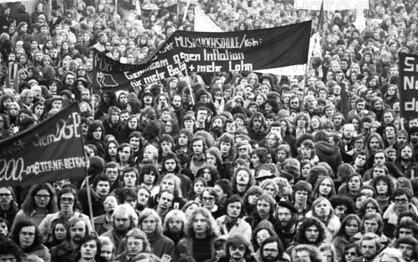 More than 10, 000 students demonstrated in Düsseldorf on 7 November 1974 for more Bafoeg and