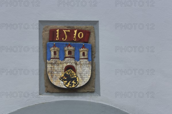 City coat of arms with the year 1510 on the town hall, Obermarkt, Freiberg, Saxony, Germany, Europe