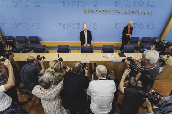 Olaf Scholz (SPD), Federal Chancellor, recorded in front of a federal press conference on current