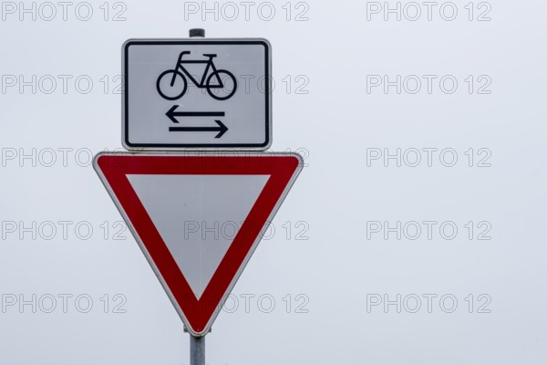 Traffic sign, give way, additional sign cyclist in both directions, Münsterland, North