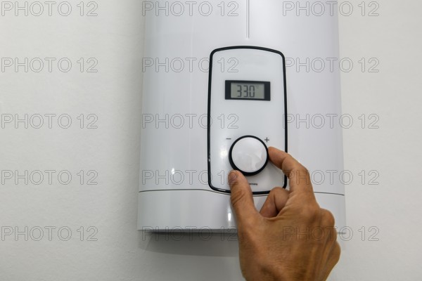 Instantaneous water heater for hot water Shower for showering Washbasin Bidet is set to low-energy