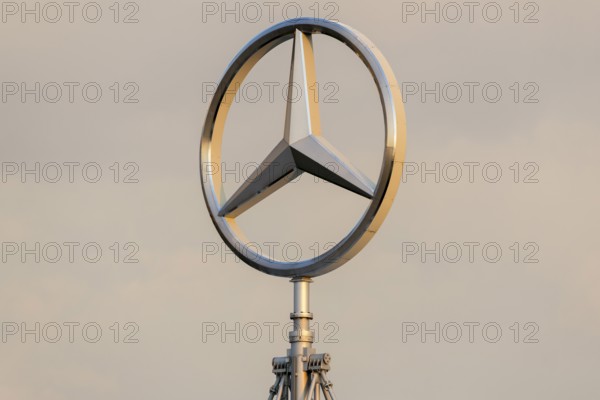 Merdedes star, Daimler, Mercedes-Benz branch, evening atmosphere, Stuttgart-Untertürkheim,
