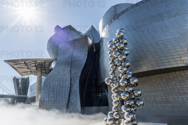 Guggenheim Museum Bilbao, architect Frank O. Gehry, sculpture Tall Tree and the Eye by Anish