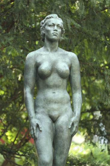 Sculpture Ring of Statues by Georg Kolbe 1954, woman, nude, figure, Rothschildpark, Westend, Main,