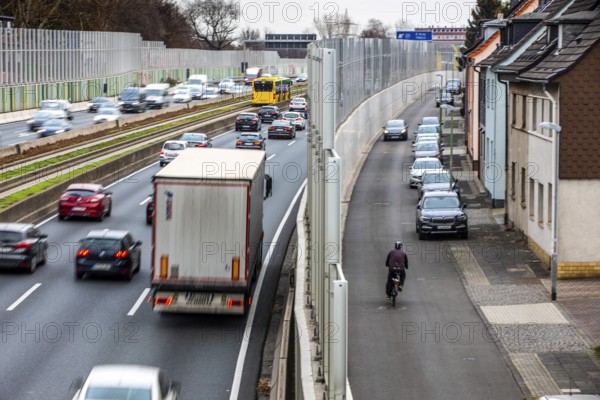 Motorway A40, Ruhrschnellweg, city centre of Essen, level with exit Essen-Frillendorf, track bus