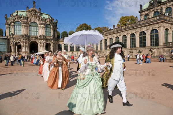 Baroque performers in the Zwinger, the tradition of past festivities and court ceremonies at the