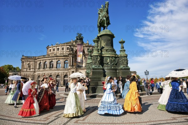Baroque performers on Dresden's theatre square in front of the Semperoper. Zwinger, the tradition
