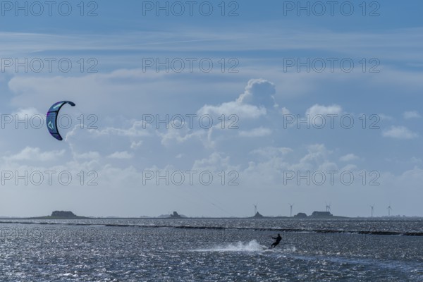 Kitesurfing on the North Sea, Lüttmoorsiel, Reußenköge, on the horizon Hallig Nordstrandischmoor,