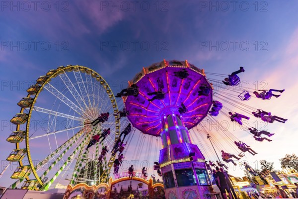 Chain carousel in the evening, Stuttgart Folk Festival at the Cannstatter Wasen. Around 260 showmen
