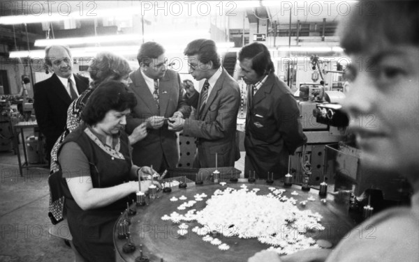 Women's jobs at the appliance manufacturer Krups on 24.06.1975 in Bottrop. Visit from the USSR
