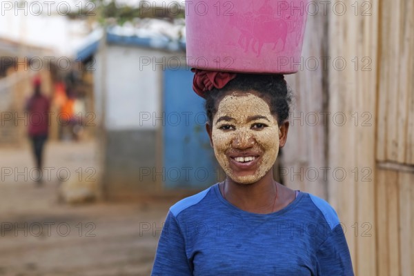 Malagasy woman with sun protection mask made from Musiro root at Begidro, Ankiliroroka, Belo sur