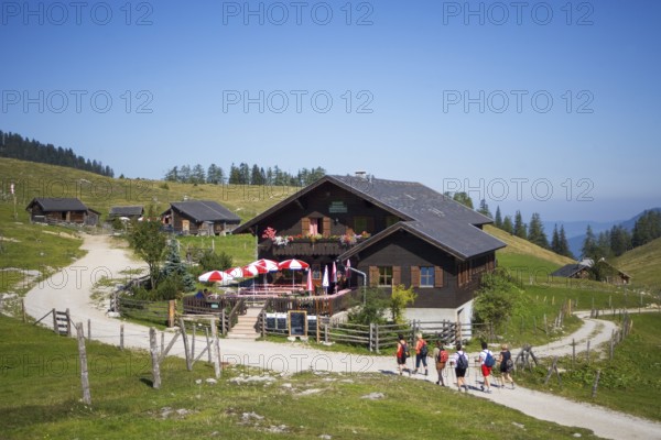 Alpine huts, hikers in front of the Schafbergblick snack station on the Postalm, Osterhorn group,